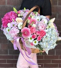 Цветочная композиция из Розы, Хризантемы, Пионы и Лизиантусы в корзине в Засечном