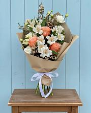 Букет цветов из:  Альстромерии, Лизиантусы, Розы и Хризантемы в Засечном