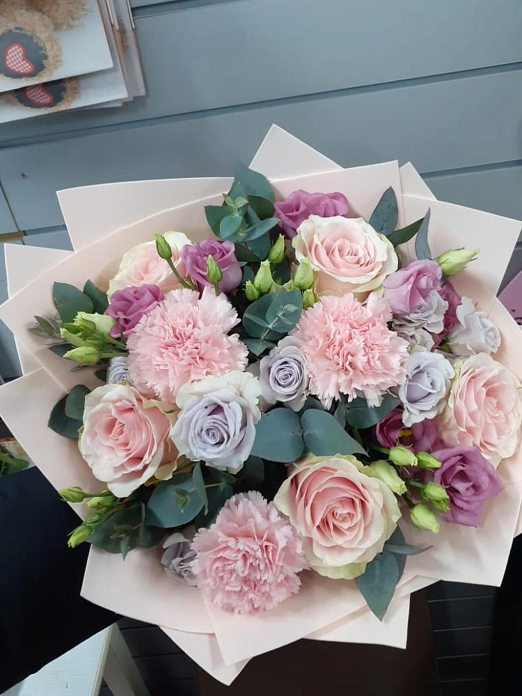 Букет цветов из: Розы, Гвоздики и Лизиантусы в Засечном